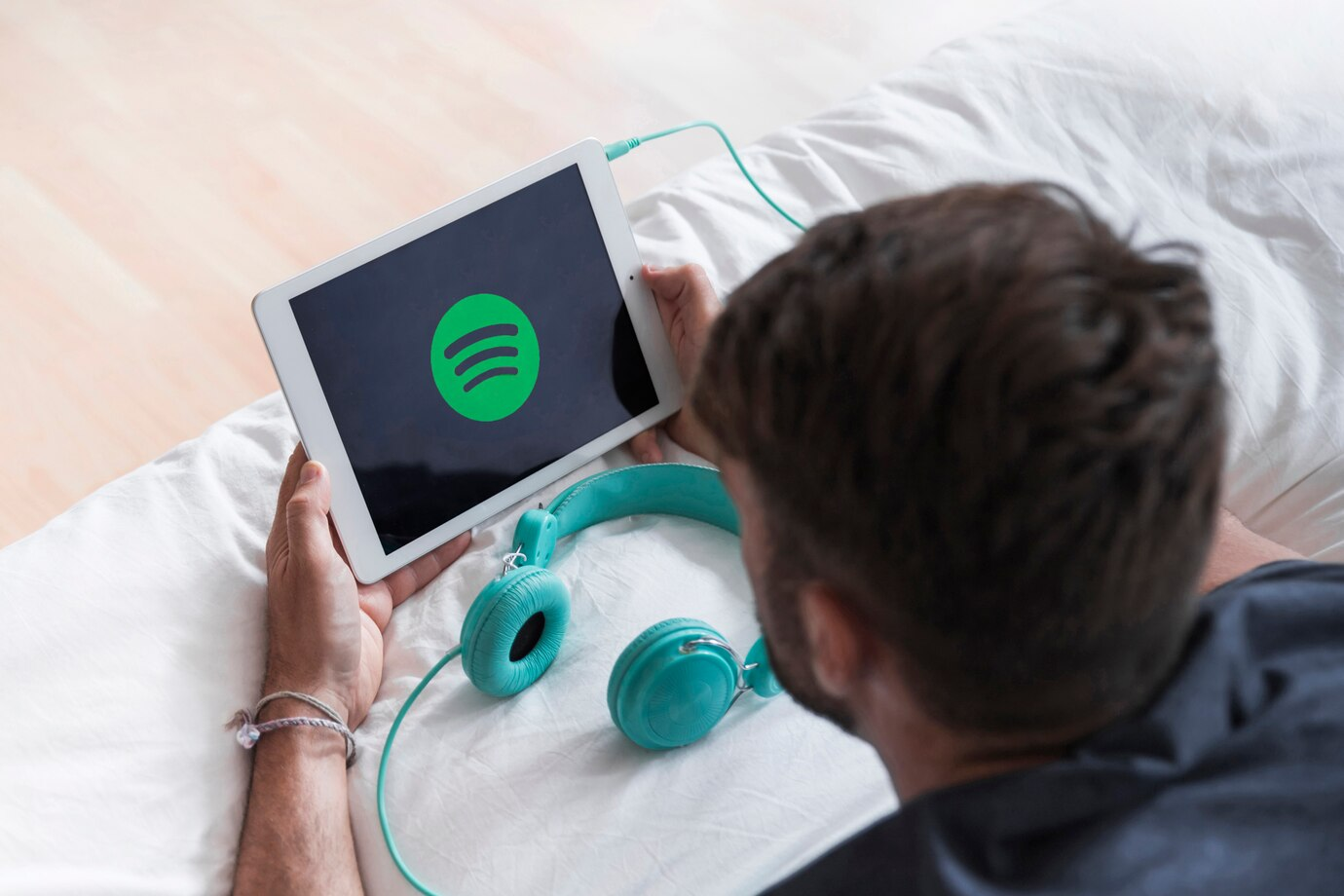 Do instant famous plays count toward Spotify monetization goals?